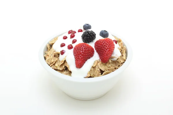 Biały jogurt i owoce na białym tle — Zdjęcie stockowe