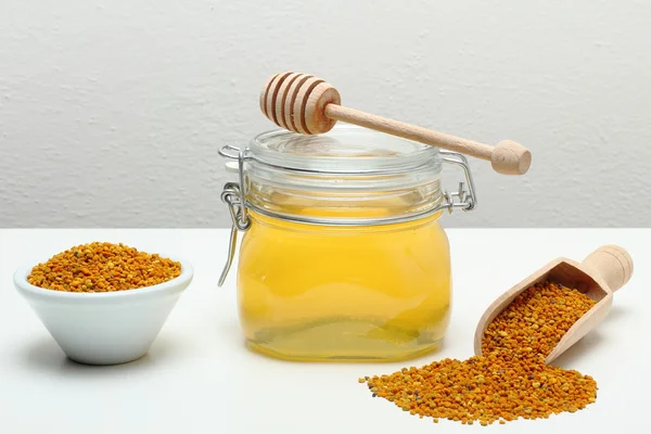 Honey and bee pollen — Stock Photo, Image