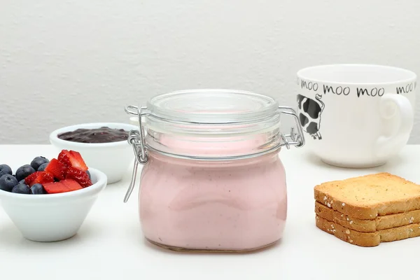 Завтрак с йогуртом и свежими фруктами — стоковое фото