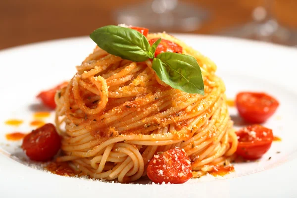 İtalyan makarna spagetti domates ile — Stok fotoğraf