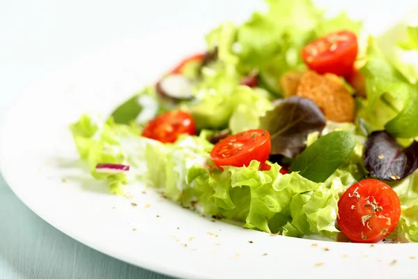 Gemischter Salat mit Tomaten — Stockfoto