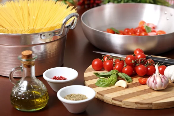La preparación de la pasta italiana con los tomates a la cocina — Foto de Stock