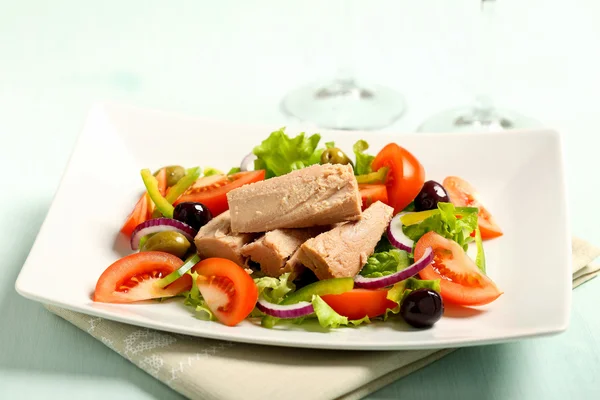 Tuna salad with tomatoes oliv and onion — Stock Photo, Image