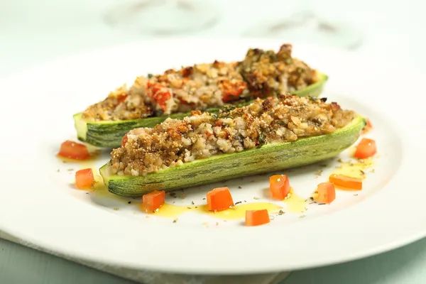 Gratin di zucchine ripiene su piatto bianco — Foto Stock