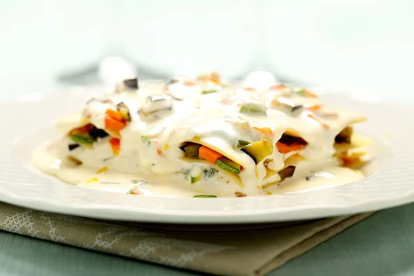 Lasaña vegetariana de pasta italiana con verduras y queso — Foto de Stock