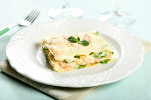 Italiaanse pasta lasagne met garnalen en courgette — Stockfoto