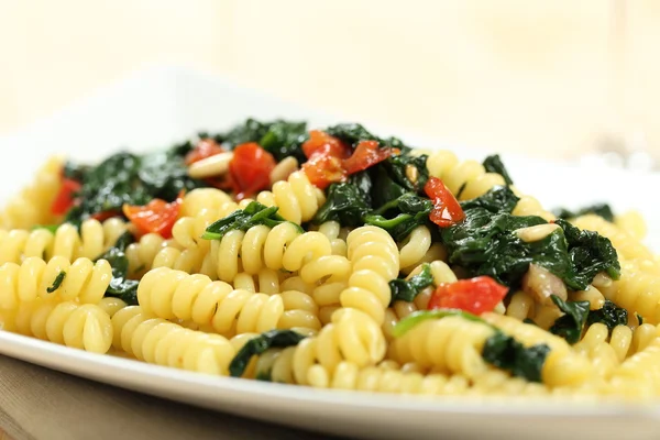 Massa italiana com legumes e espinafre — Fotografia de Stock