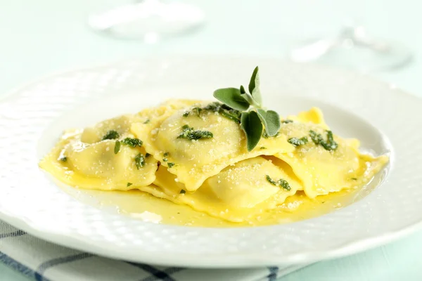 Italienska ravioli med smör och salvia — Stockfoto