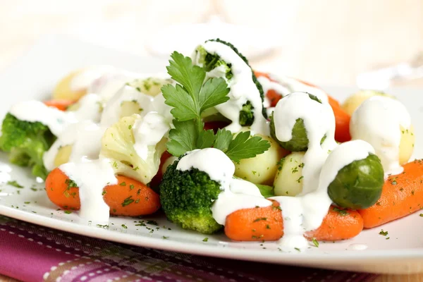 Kokt blandade grönsaker med morötter potatis och broccoli — Stockfoto