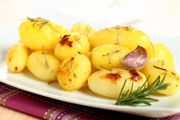 Baked potatoes with garlic and rosemary — Stock Photo, Image