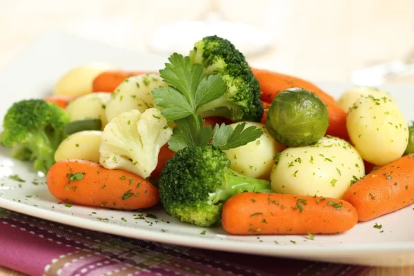 Kokt blandade grönsaker med morötter potatis och broccoli — Stockfoto