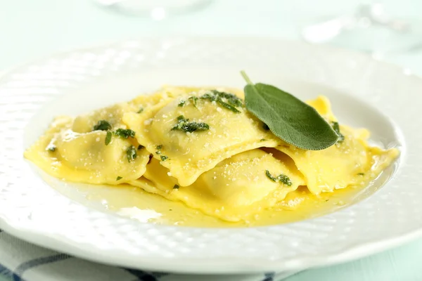 Italienska ravioli med smör och salvia — Stockfoto