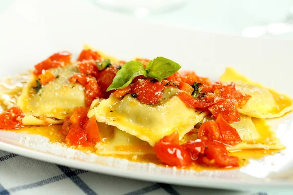 Ravioli italiano com tomate e especiarias — Fotografia de Stock