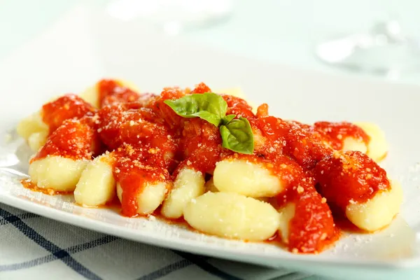 Italské bramborové gnocchi s rajčaty a bazalkou — Stock fotografie