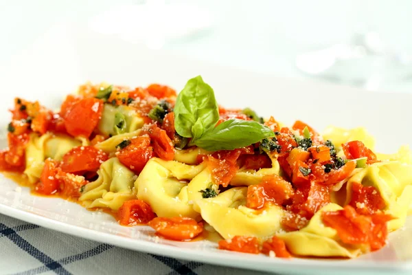 Italský tortelini s rajčaty a kořením — Stock fotografie
