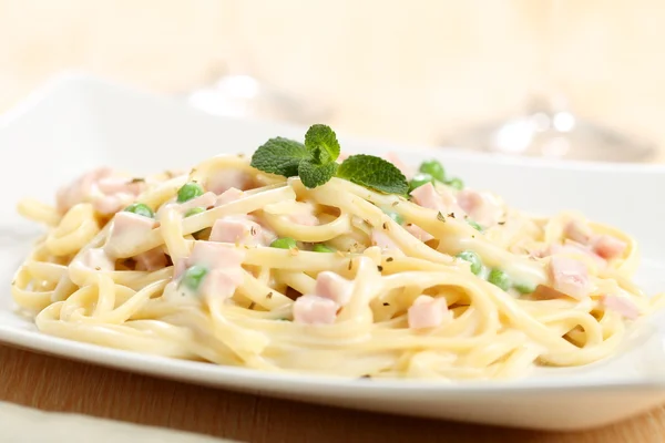 Italian pasta vermicelli whit cream cheese peas and ham — Stok fotoğraf