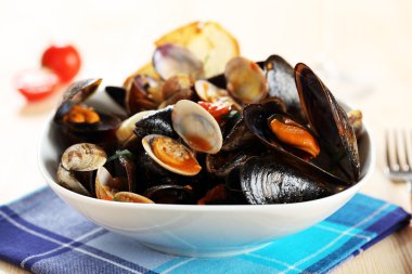 istiridye vongole salata domates sos ile