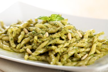 Cenova ve domates pesto soslu makarna çeşitleri