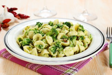İtalyan makarna orecchiette brokoli ile