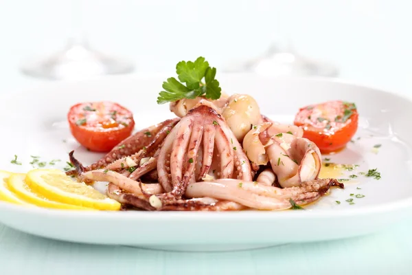 Calamari grigliati sul piatto — Foto Stock