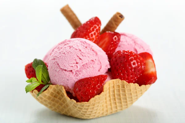 Strawberry ice cream on waffle cup — Stock Photo, Image