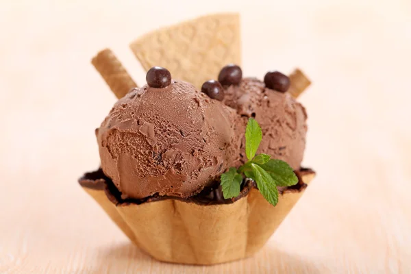 Gelato al cioccolato sulla tazza di waffle — Foto Stock