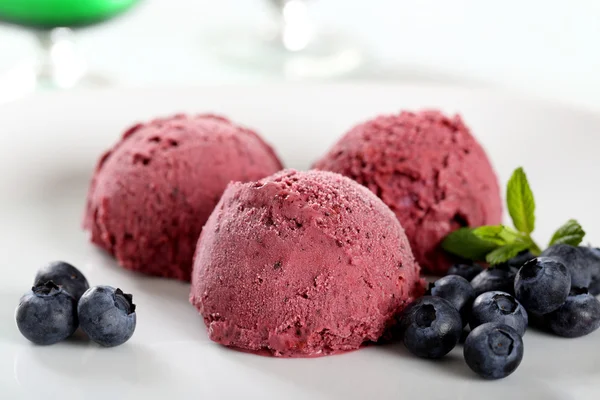 Черничное мороженое с фруктами и вафлями на вафельной чашке — стоковое фото
