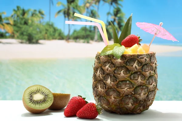 Ananas kokteyli sahilde — Stok fotoğraf