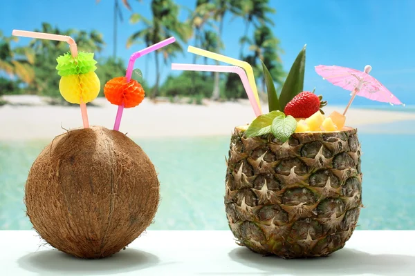 Fruchtcocktails Kokosnuss und Ananas am Strand — Stockfoto