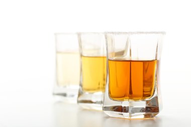 beyaz zemin üzerine altın tekila shot