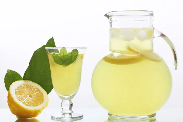 レモン ジュース ガラス ホワイト バック グラウンド上にギザギザで — ストック写真