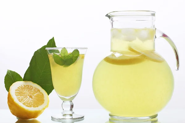 Citronsaft i glas Jaguaren på vit bakgrund — Stockfoto