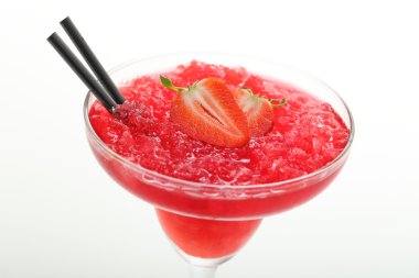 Kırmızı ile buz ve çilek kokteyli