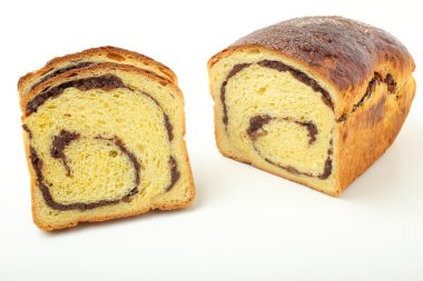 çikolata ve beyaz zemin üzerine fındık ile sünger kek