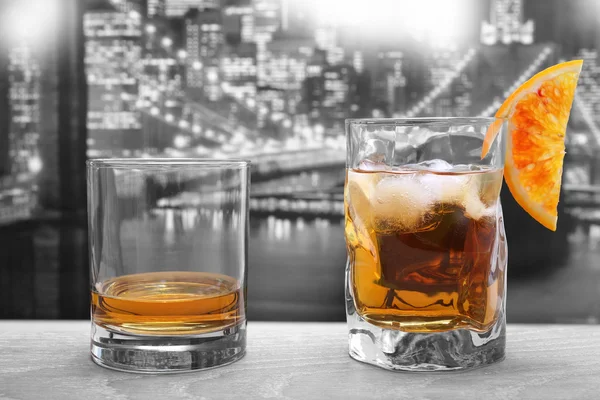 Whisky zwei Glas auf schwarzem und weißem Hintergrund — Stockfoto