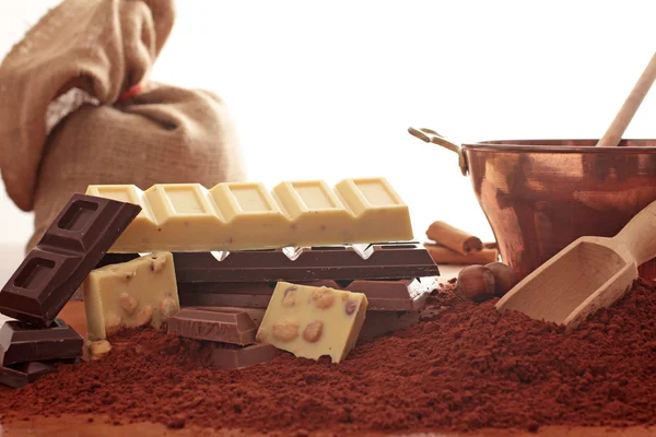 Fondo cioccolato latte di cacao e nocciole su tavola rustica — Foto Stock