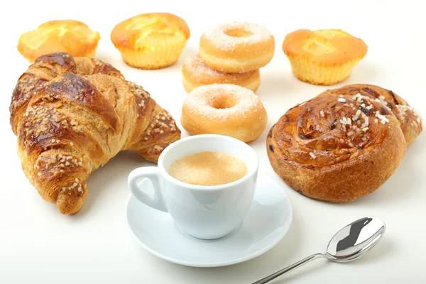 Kahve kruvasan ve beyaz zemin üzerine çörek ile Kahvaltı — Stok fotoğraf