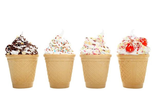 Un surtido de helado de cono de gofre con dulces de colores espolvoreados . —  Fotos de Stock