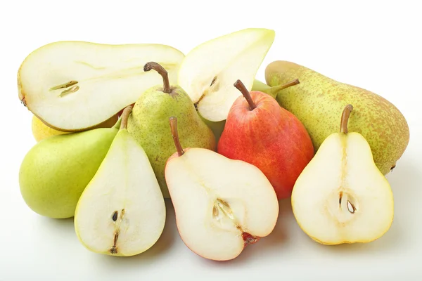 Frutos maduros de pera de color rojo-amarillo aislados sobre fondo blanco —  Fotos de Stock