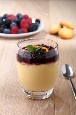 tatlı krema ve çilek ile cam