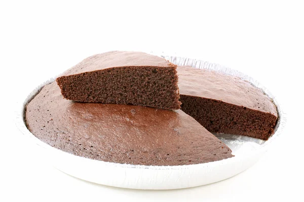 白い背景の上のアルミ コンテナーでチョコレート ケーキ — ストック写真