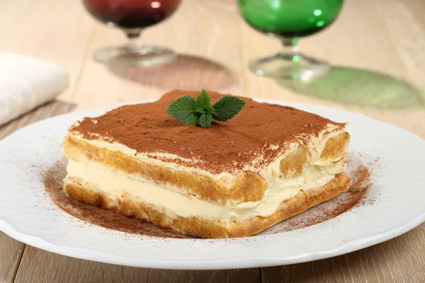 イタリアのケーキ甘いティラミス ' 皿の上 — ストック写真
