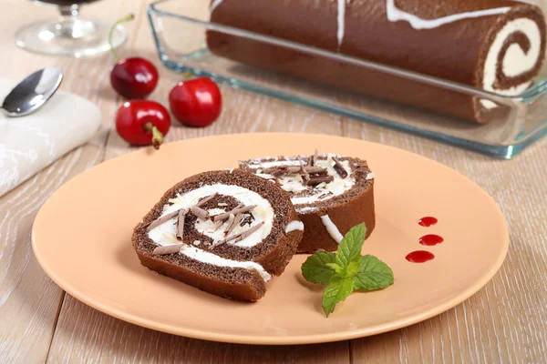Sponge cake with cream and chocolate on plate — Stock Photo, Image