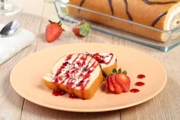 Bolo de esponja com creme e morango no prato — Fotografia de Stock