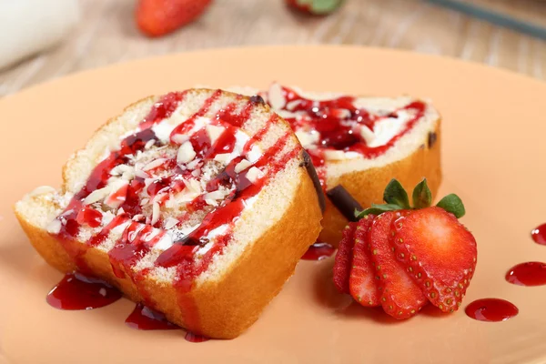 Sponge cake with cream and strawberry fruit on plate — Stock Photo, Image