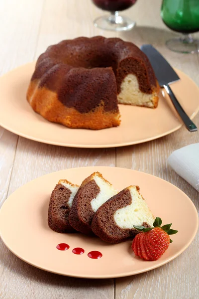 Pastel de esponja con crema y chocolate en el plato — Foto de Stock