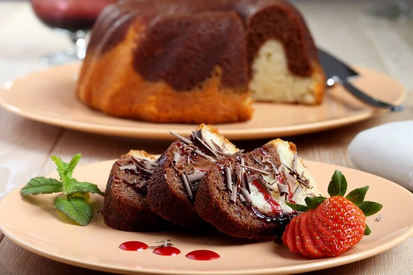 Pan di Spagna con panna e cioccolato sul piatto — Foto Stock