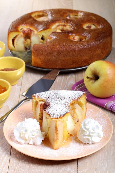 Tarta de manzana postre rebanada en el plato — Foto de Stock
