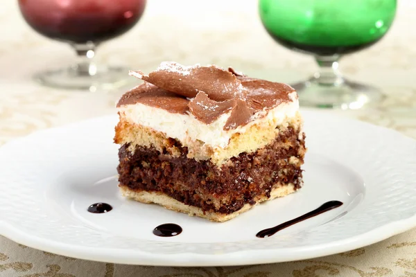 皿の上のクリームとチョコレートの甘いケーキ — ストック写真
