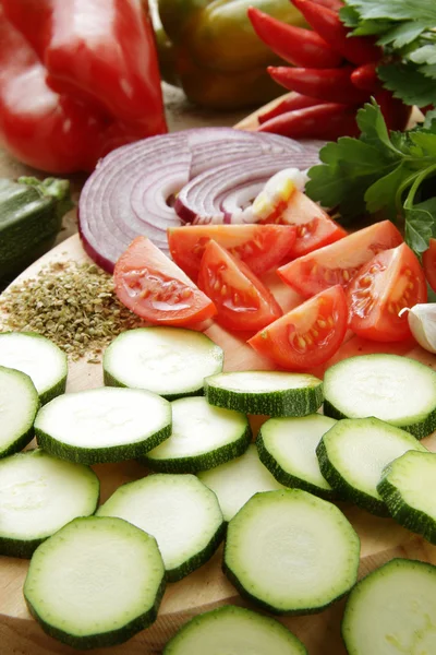 Нарезка овощей на столе — стоковое фото